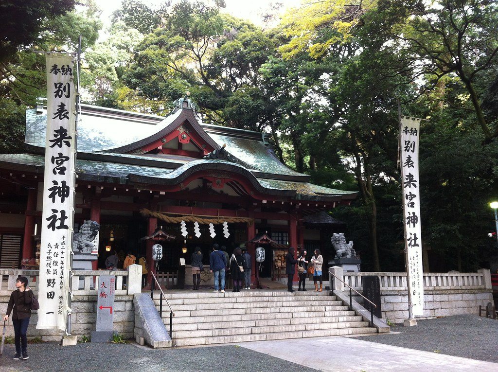 The main hall of Kinomiya Shrine in Atami, with banners and visitors on the steps
